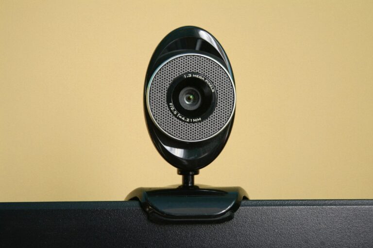 Choosing between a gooseneck arm and a monitor clip